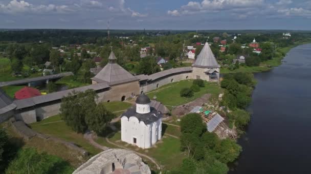 Vuelo sobre la fortaleza de Staraya Ladoga en Rusia — Vídeos de Stock