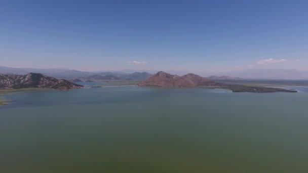 Karadağ'da yaz aylarında Skadar Gölü'nün havadan görünümü — Stok video