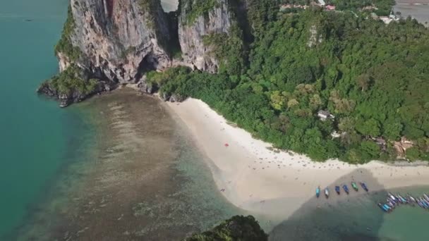 Пляж Прананг между скалами, Краби, Таиланд — стоковое видео