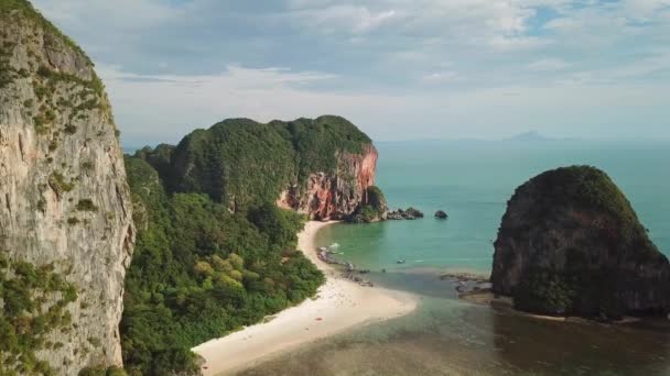 岩石之间的普拉南海滩， 甲米， 泰国 — 图库视频影像