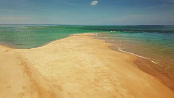 Flyger över Sandbar på tropiska stranden i Thailand — Stockvideo