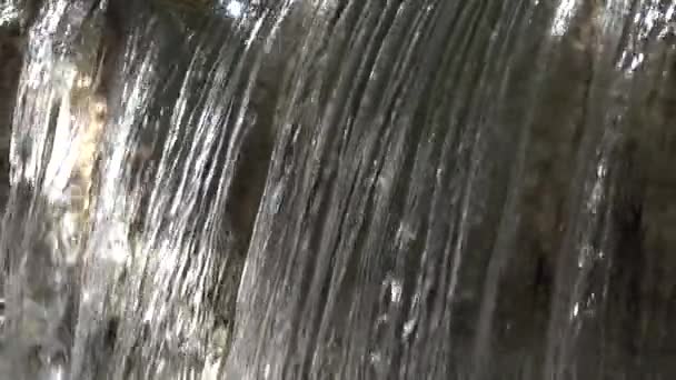 Ruscelli di una cascata primo piano, rallentatore — Video Stock