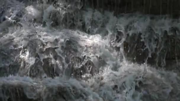 Strumienie wodospad zbliżenie, powolny ruch — Wideo stockowe
