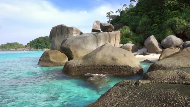 Пляж и скалы на островах Симилан, Таиланд — стоковое видео