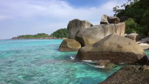 Пейзаж з скелями на Сіміланскіе острова, Таїланд — стокове відео
