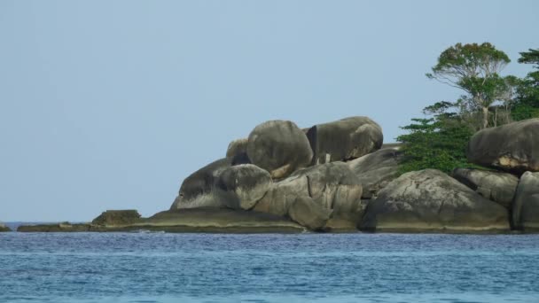 Камни и камни на Аналогичных островах, Таиланд — стоковое видео
