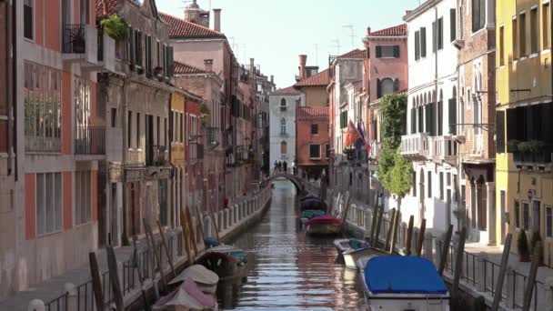 Mehrfarbige Häuser am Kanal in Venedig, Italien — Stockvideo