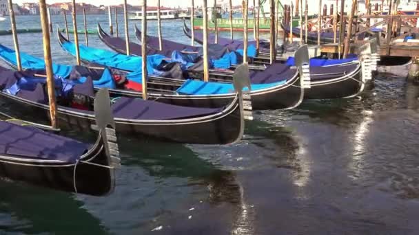 Góndolas en Canal Grande en Venecia, Italia — Vídeos de Stock