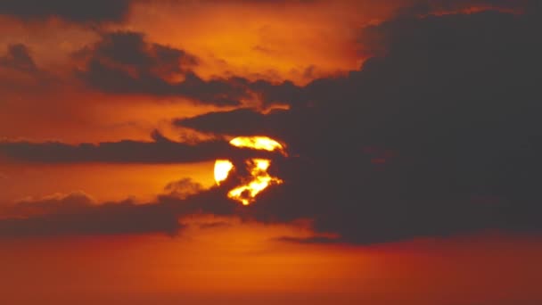 Coucher de soleil rouge dramatique sur ciel nuageux sombre, 4k — Video