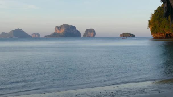 Krajobraz z tropikalnej plaży w Tajlandii — Wideo stockowe