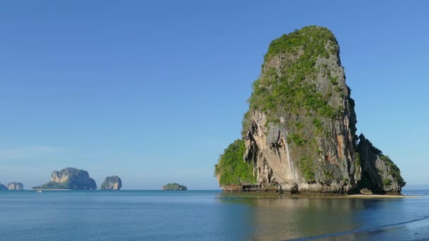 Paisaje con playa tropical y rocas — Vídeo de stock