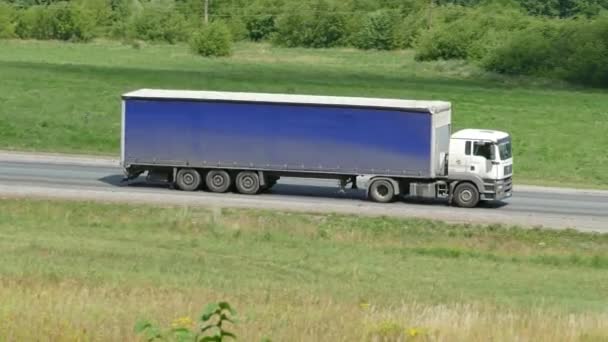 Camion guida su una strada, 4k — Video Stock