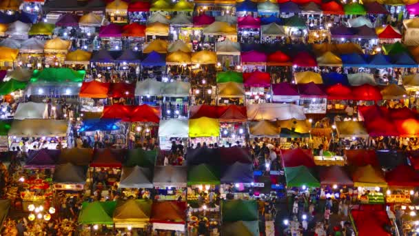 Wysoki widok na nocny targ Ratchada w Bangkoku — Wideo stockowe