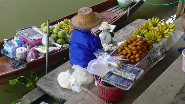 Barca con frutta sul mercato galleggiante in Thailandia — Video Stock