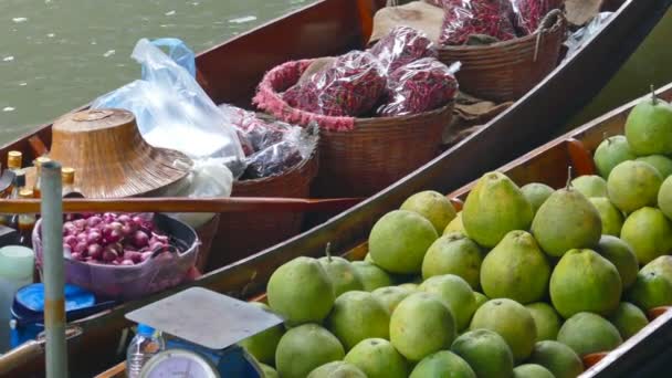 Bateau avec fruits et légumes sur le marché flottant — Video