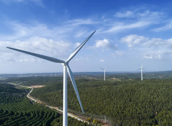 風力発電所の風車または風力タービン — ストック写真