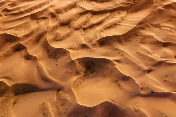 Vista aérea superior em dunas de areia no deserto — Fotografia de Stock