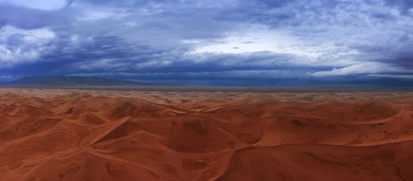 Sand dunes storm clouds in Gobi Desert — Stock Photo, Image