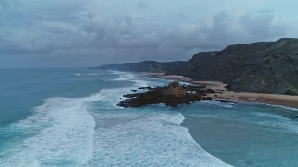 Volando sobre la playa de arena y rocas en Portugal — Vídeo de stock