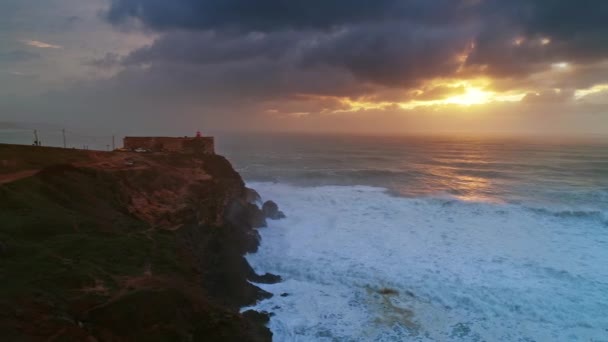 Nasıra'da bir kale ile bir uçurum üzerinde deniz feneri — Stok video