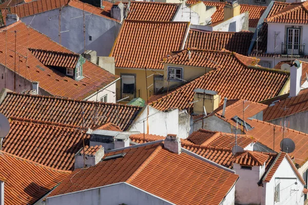 Vecchio paesaggio urbano di Lisbona con tetti — Foto Stock