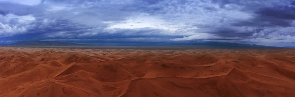 Dunas de arena nubes de tormenta en el desierto de Gobi —  Fotos de Stock