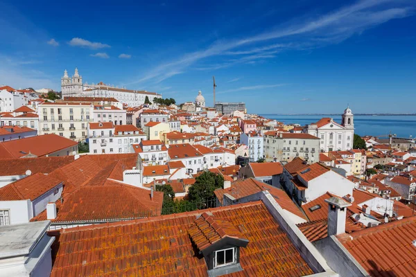 Bairro histórico de Alfama em Lisboa — Fotografia de Stock