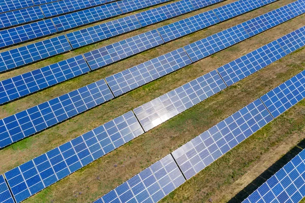 Muitos painéis de células solares — Fotografia de Stock