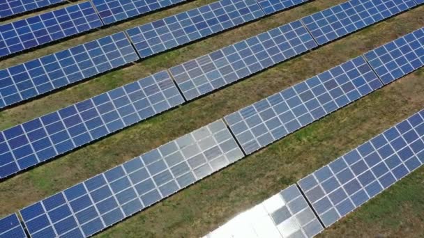 Volar sobre muchos paneles de células solares — Vídeo de stock