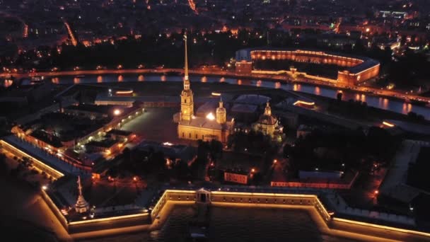 Vista aérea nocturna de la fortaleza de Pedro y Pablo — Vídeo de stock