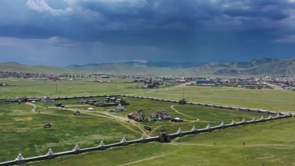 Flygfoto av Kharkhorin Erdene Zuu kloster — Stockvideo