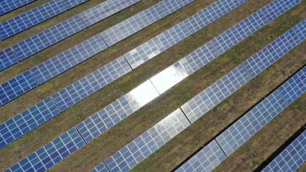 飞越许多太阳能电池板 — 图库视频影像