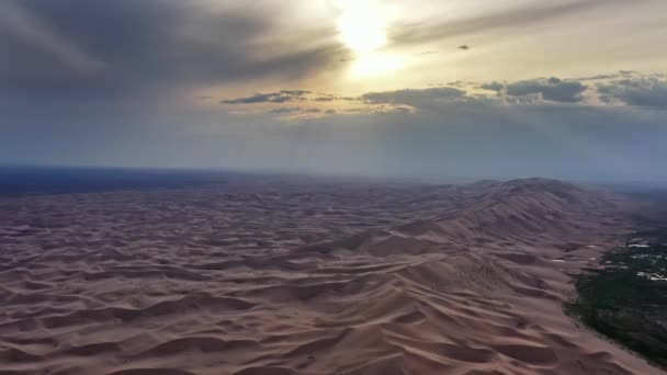 Vista aérea de las dunas de arena en el desierto de Gobi al atardecer — Vídeos de Stock