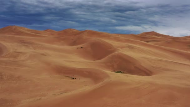 Vista aérea em dunas de areia sob céu nublado — Vídeo de Stock