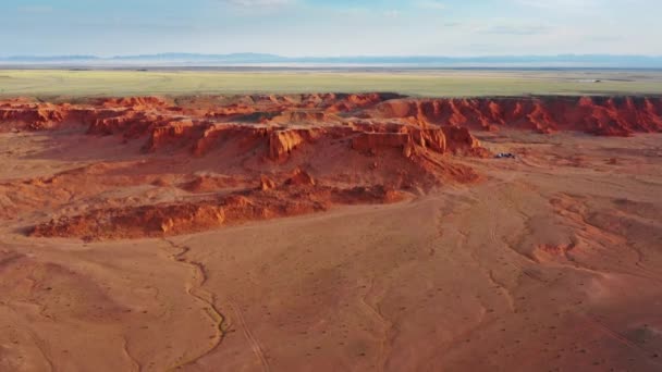 Flygfoto över Bayanzag flammande klippor i Mongoliet — Stockvideo
