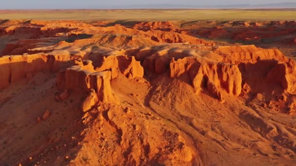 Aerial view of Bayanzag flaming cliffs in Mongolia — ストック動画