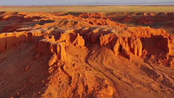 Vista aérea de los acantilados en llamas de Bayanzag en Mongolia — Vídeo de stock