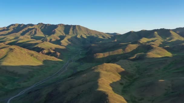 Гірський краєвид в долині Йол на заході сонця. — стокове відео