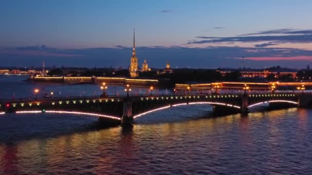 Peter y Paul Fortaleza y puente Troitskiy — Vídeos de Stock