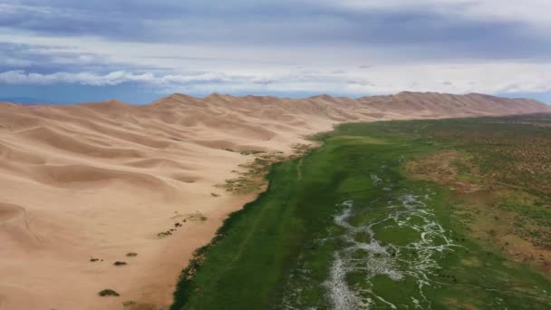 Letecký pohled na písečné duny pod zataženou oblohou — Stock video