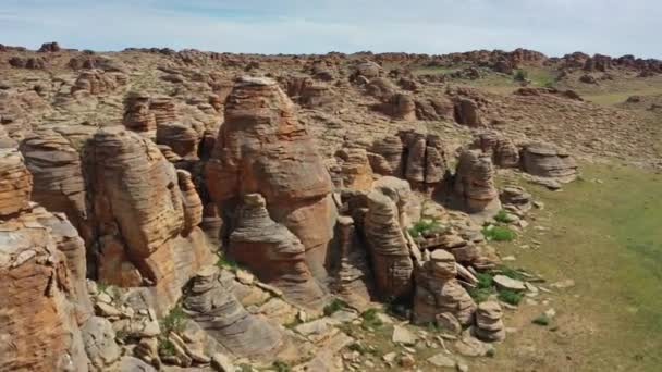 Kőképződmények és halmozott kövek Mongóliában — Stock videók