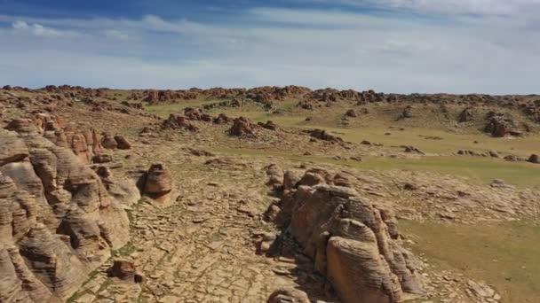 Rotsformaties en gestapelde stenen in Mongolië — Stockvideo