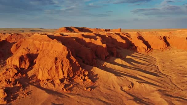 Aerial view of Bayanzag flaming cliffs in Mongolia — Stock Video