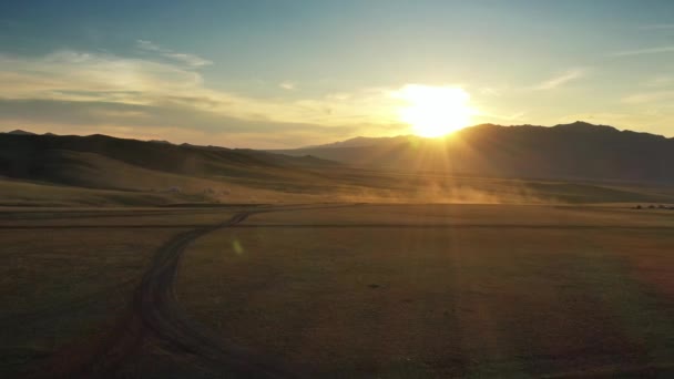 Widok z lotu ptaka na samochody i jurty w Mongolii zachód słońca — Wideo stockowe