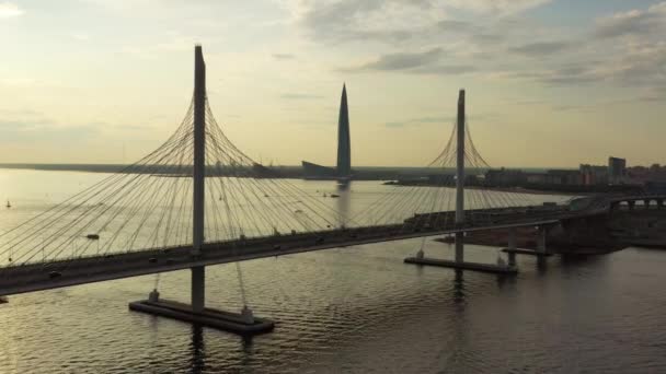 Kabelbrug en nieuwe wolkenkrabber — Stockvideo