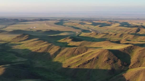 Luftaufnahme von Jurten zwischen den Bergen der Mongolei — Stockvideo