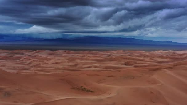 Luftaufnahme auf Sanddünen mit Gewitterwolken — Stockvideo