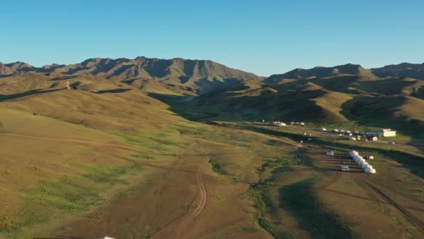 Flygfoto av jurtor mellan montäner Mongoliet — Stockvideo