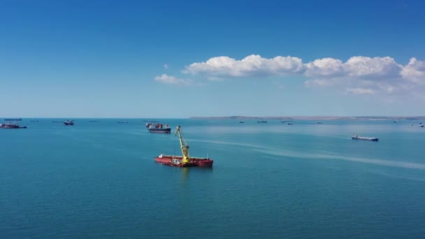 Вид с воздуха на многие грузовые суда в море — стоковое видео