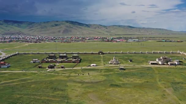 Flygfoto av Kharkhorin Erdene Zuu kloster — Stockvideo